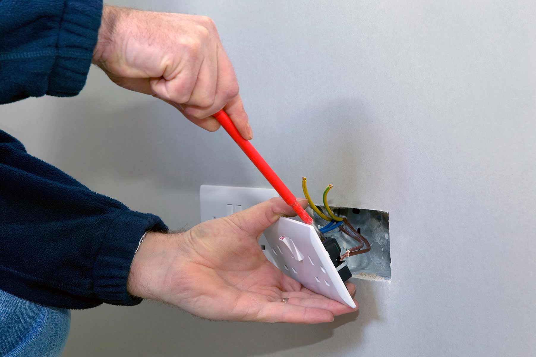 Our electricians can install plug sockets for domestic and commercial proeprties in Birmingham and the local area. 